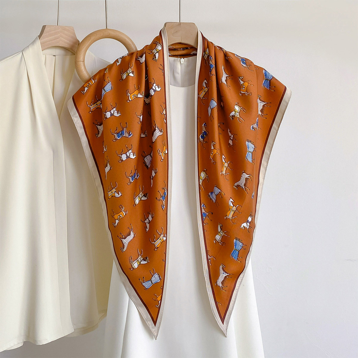 Bandana Multi Way - Lenço Triangular de Cetim Moderno com